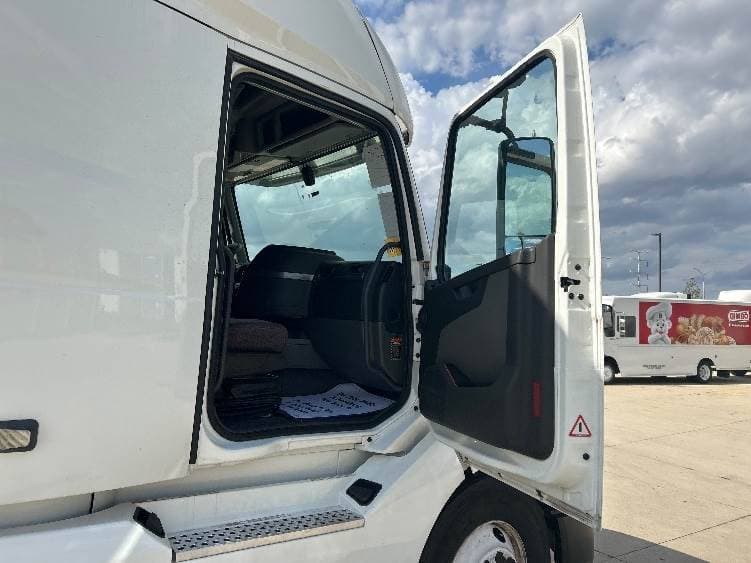 2023 Volvo VNL image 12