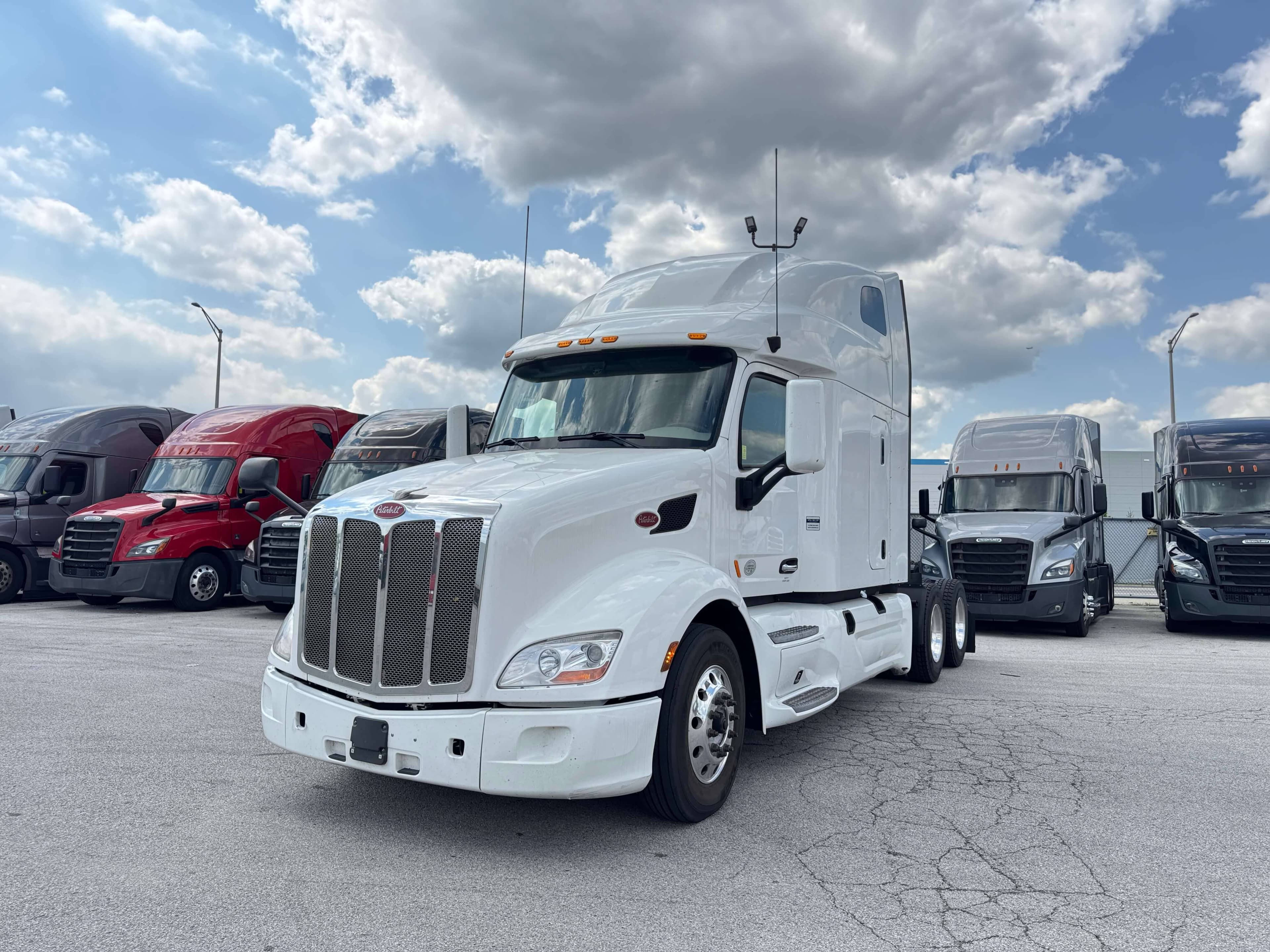 2022 Peterbilt 579 image 1