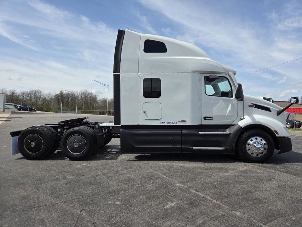 Used 2023 PETERBILT 579 image 8