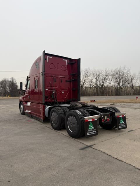 2023 Freightliner Cascadia image 3