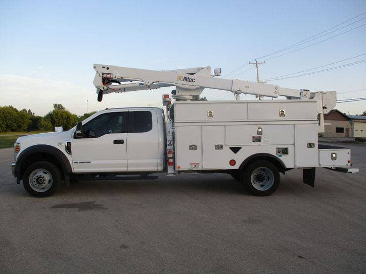 2018 Ford F550 SUPER CAB BUCKET TRUCK 4X4 image 2