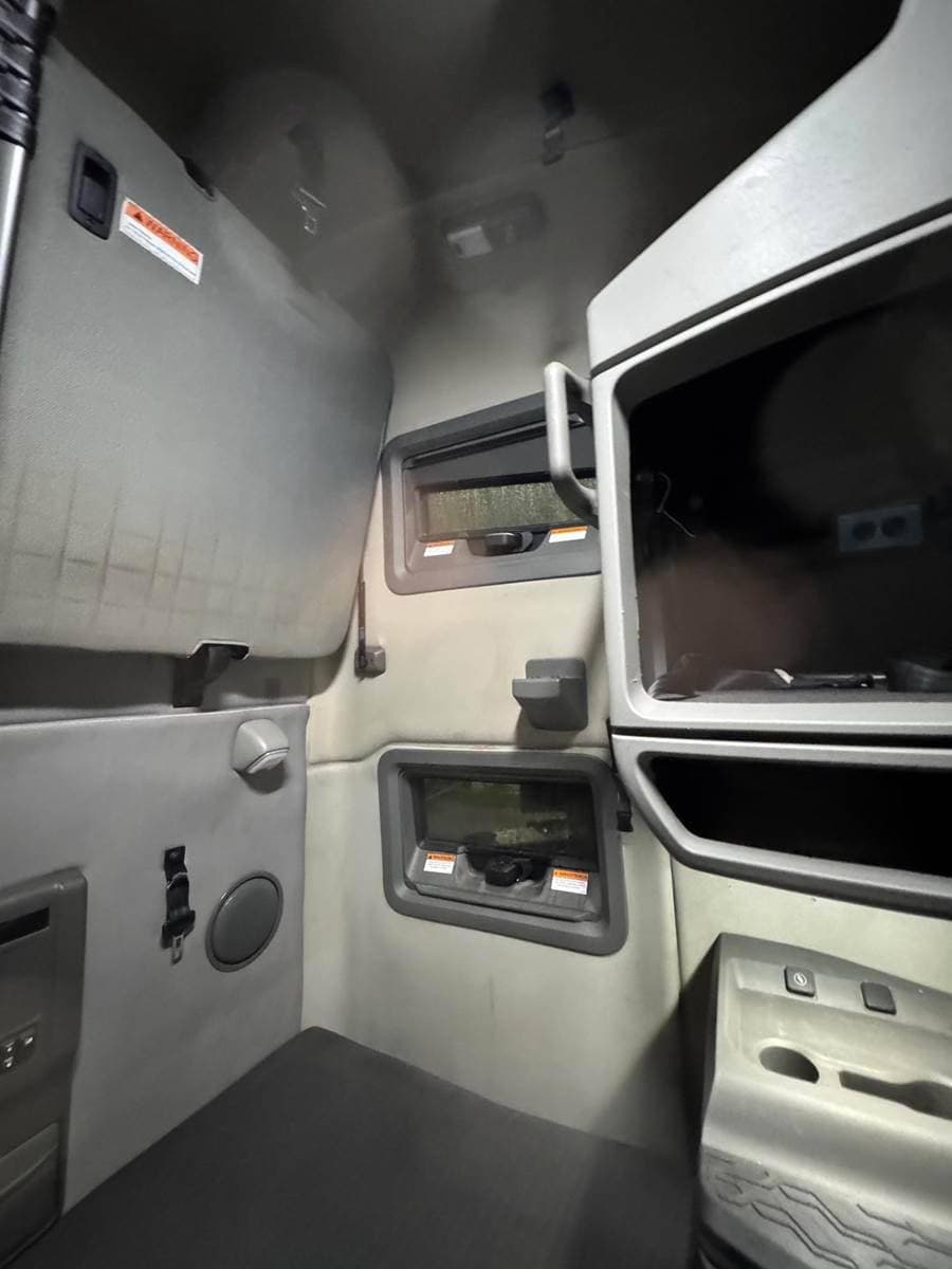 2023 Volvo VNL image 9