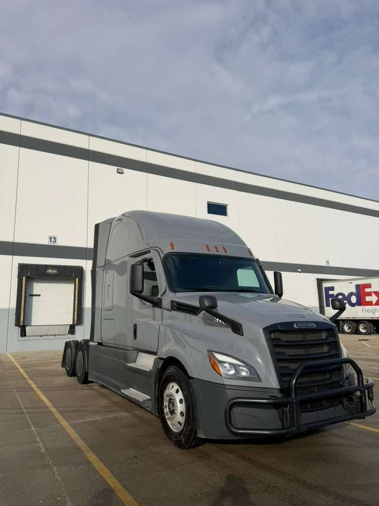 2024 Freightliner Cascadia image 1
