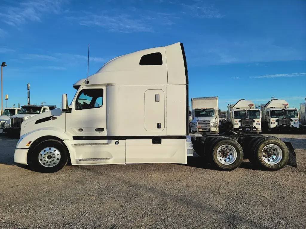 2022 Peterbilt 579 image 4