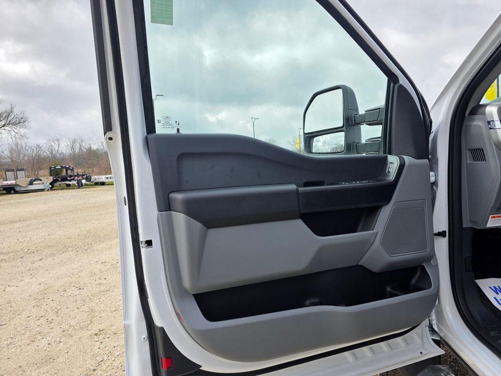 2026 Ford F-550SD XL Service Utility Body image 31