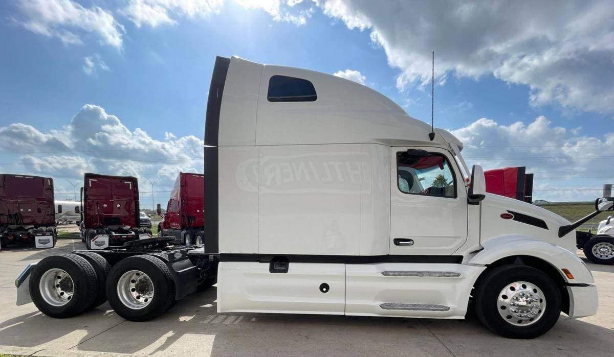 2023 Peterbilt 579 image 3