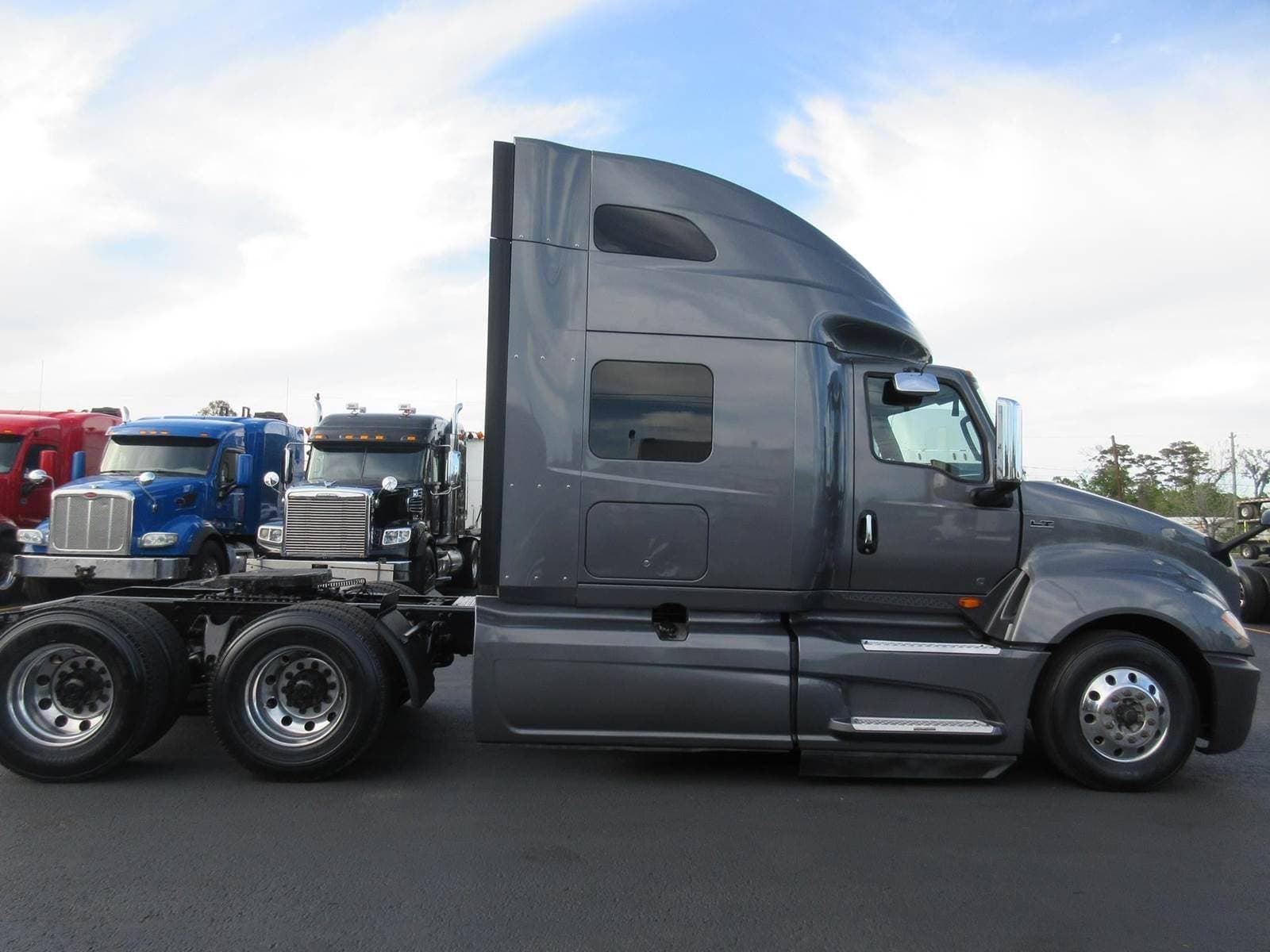 2021 International LT625 image 4