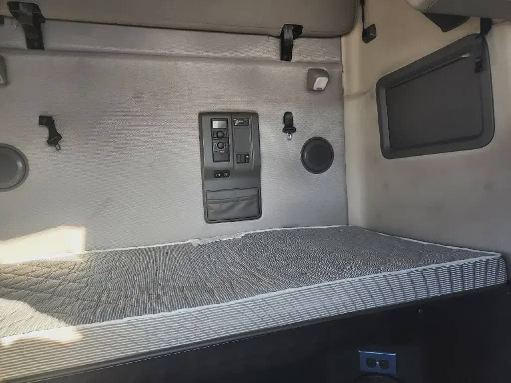 2022 Volvo VNL image 5