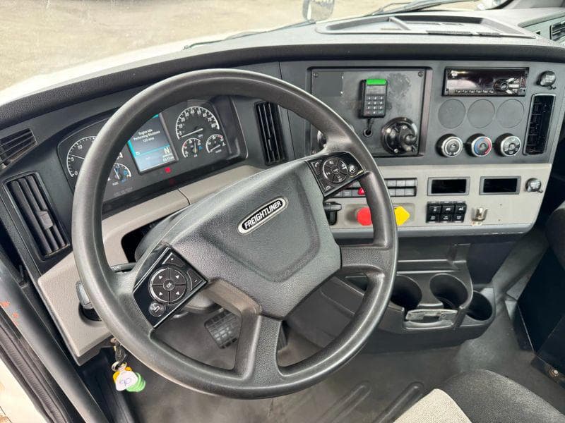 2018 Freightliner Cascadia image 16