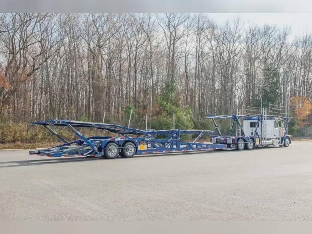 2025 Peterbilt 589 image 1