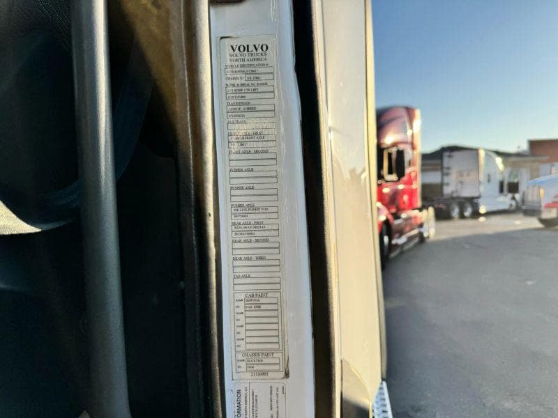 2020 Volvo VNL image 24