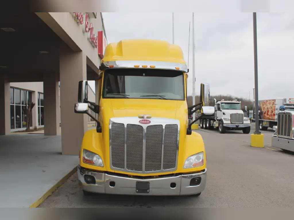2022 Peterbilt 579 image 2