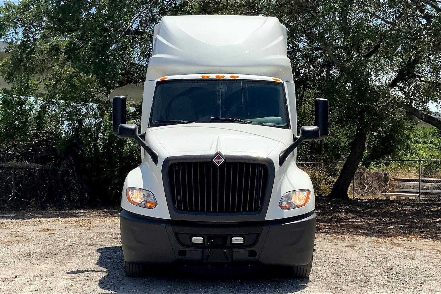 2021 International LT625 image 3