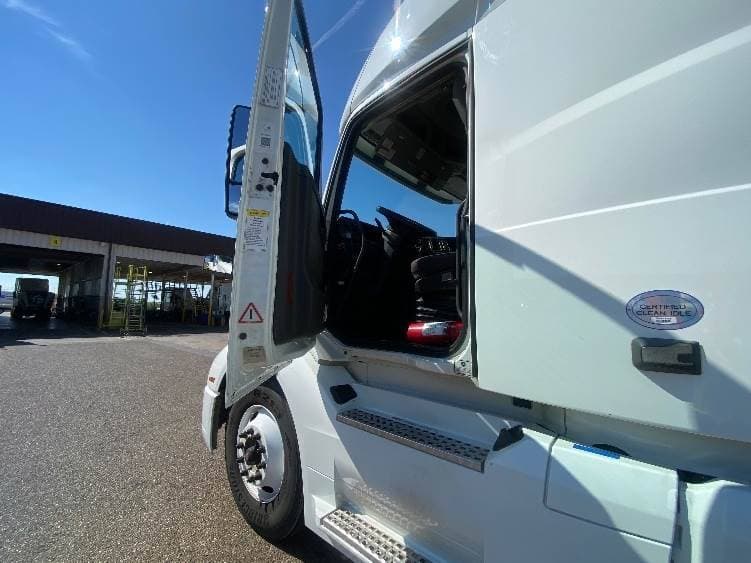 2022 Volvo VNL image 9