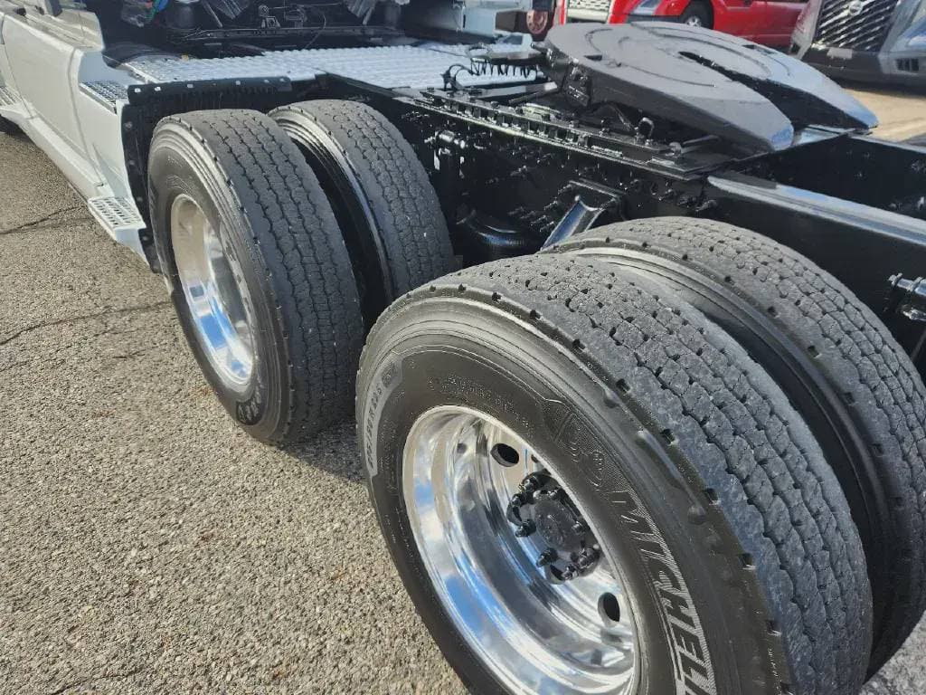 2022 Volvo VNL image 4