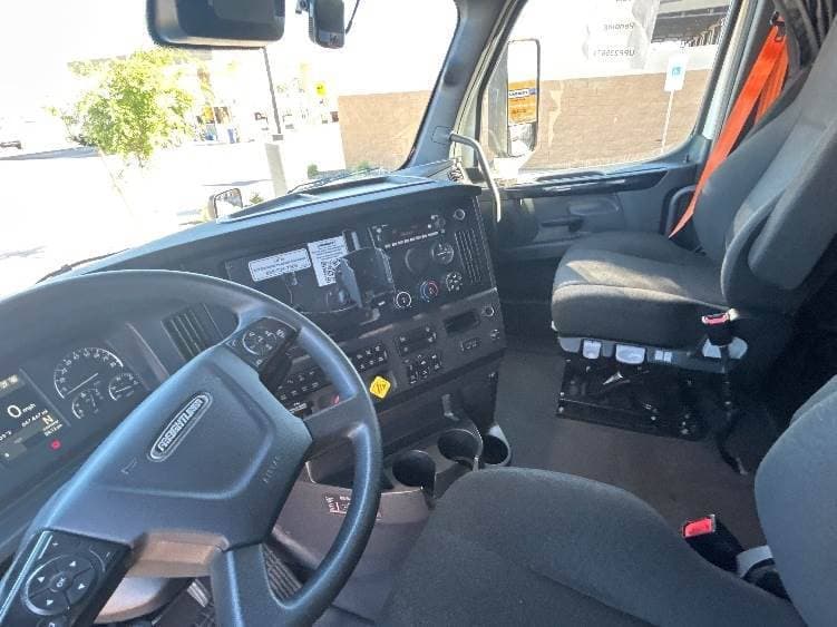2023 Freightliner Cascadia 126 image 4
