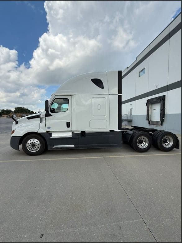 2022 Freightliner Cascadia image 3