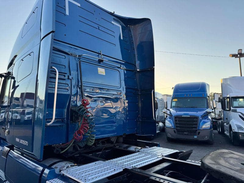 2020 Volvo VNL image 7