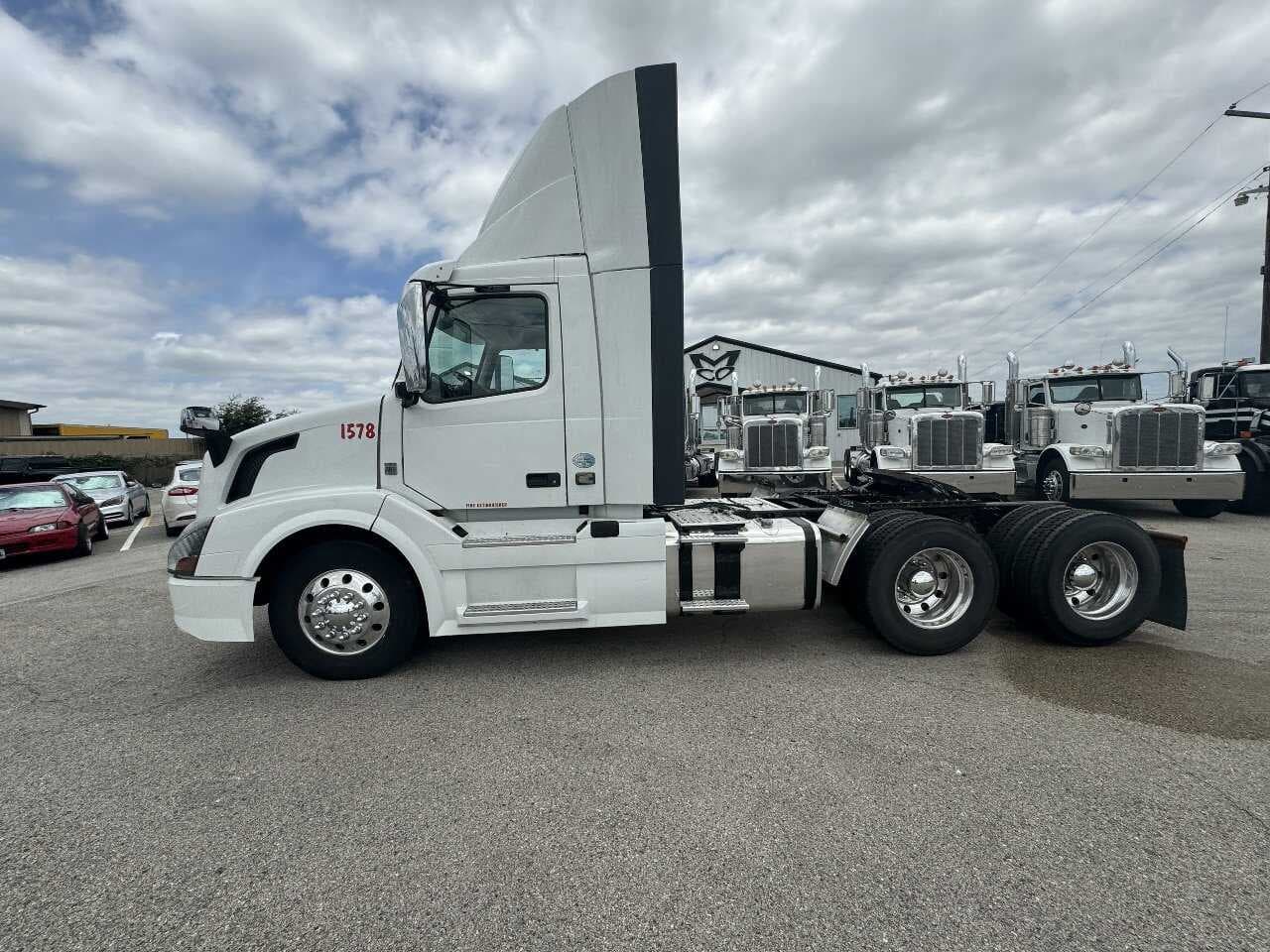 2016 Volvo VNL670 image 2