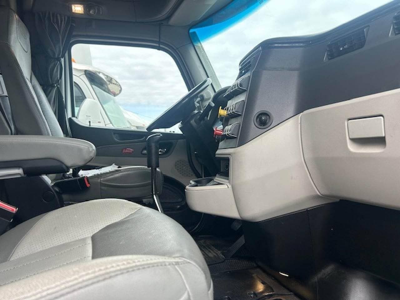 2022 Peterbilt 579 image 7