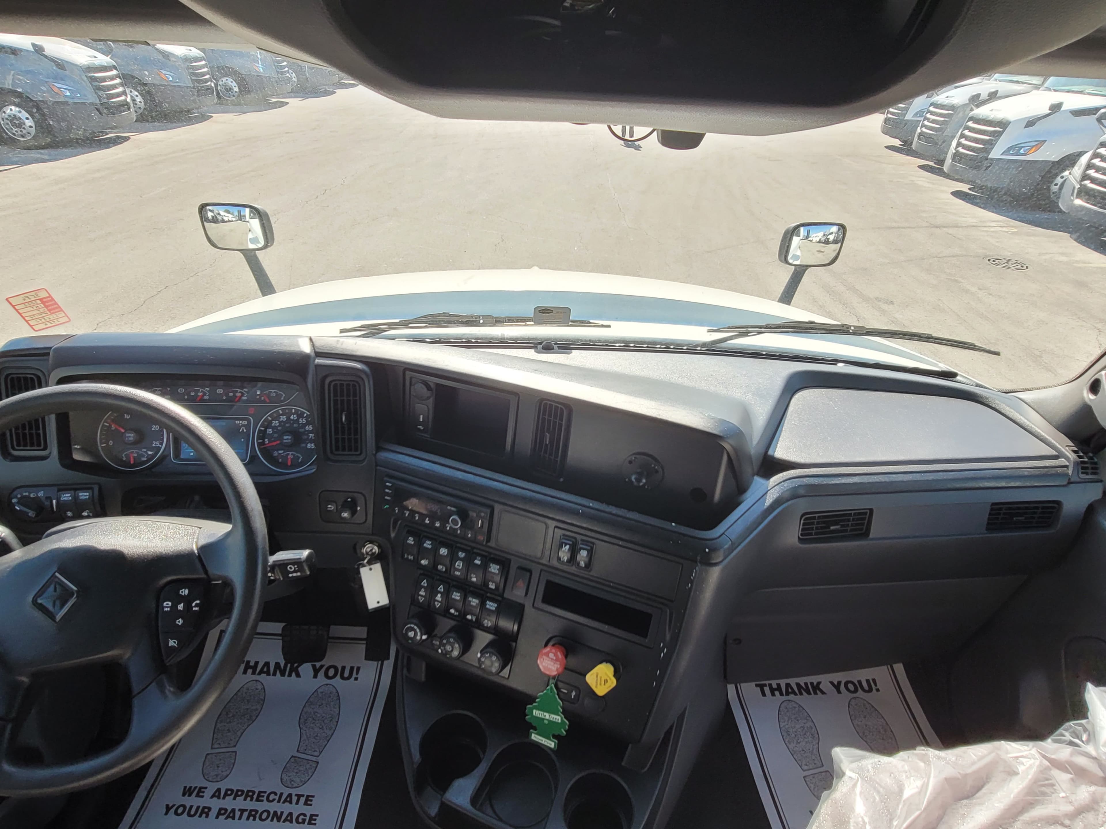 2022 International LT image 10