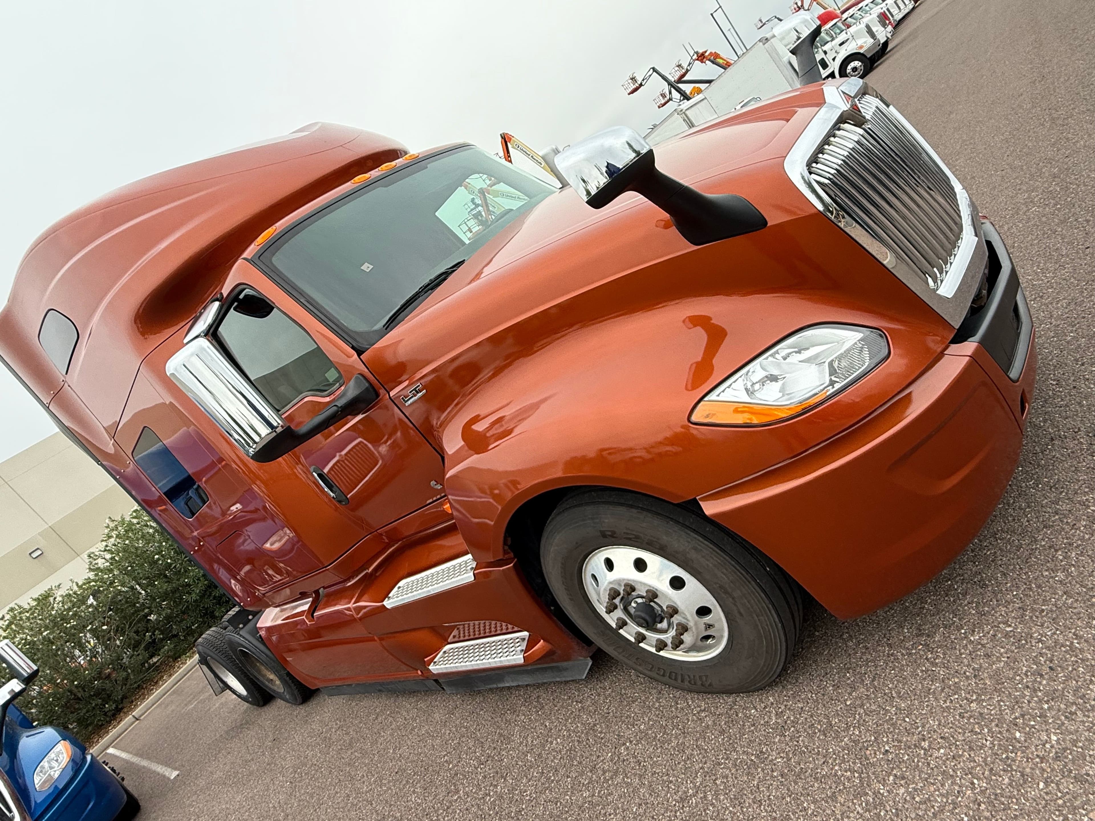 2022 International LT625 image 7