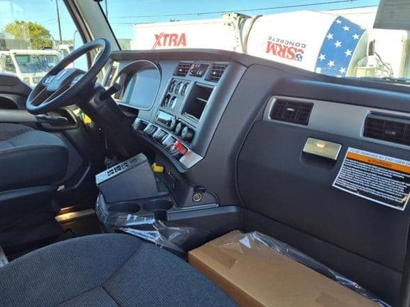 2025 Kenworth T880 image 26