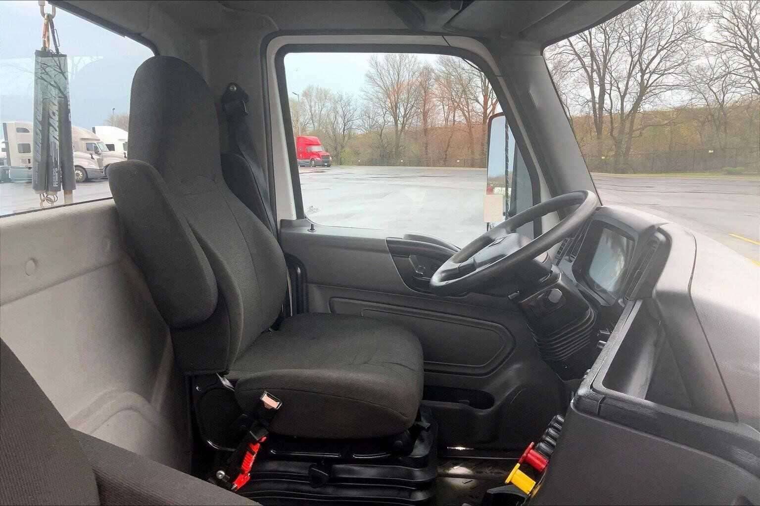 2021 International LT625 image 4