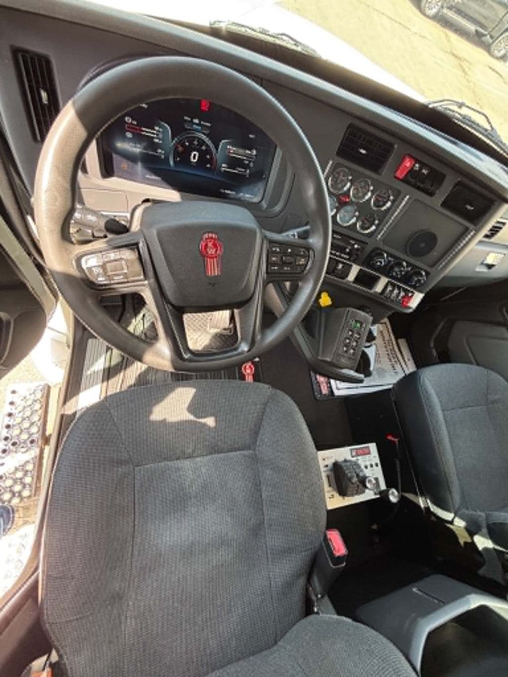 Used 2024 KENWORTH T880 image 16