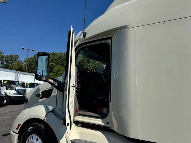 2022 Peterbilt 579 image 27