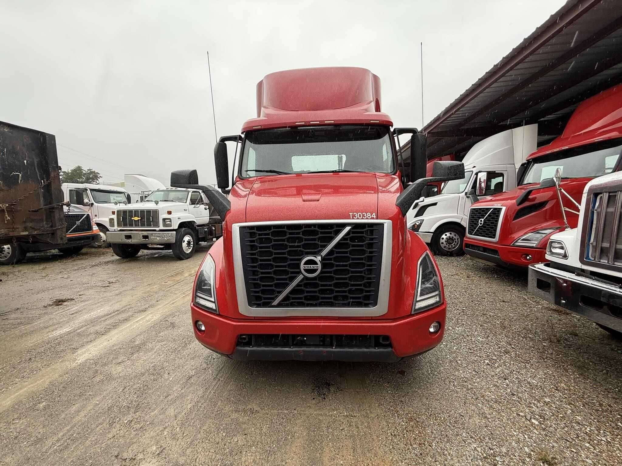 2022 Volvo VNR image 5