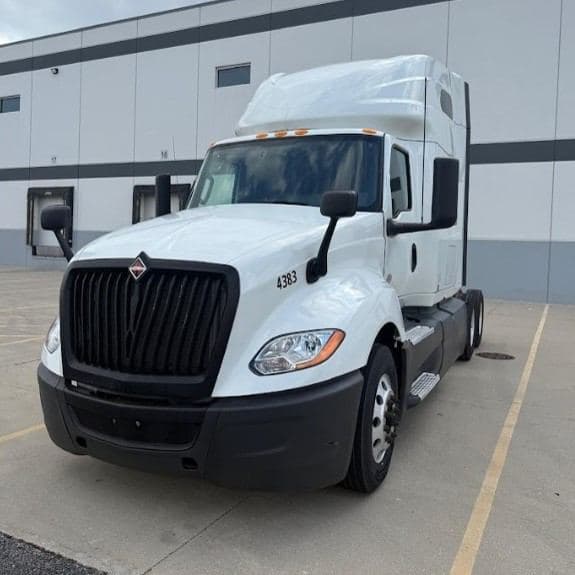2020 International LT625 image 1