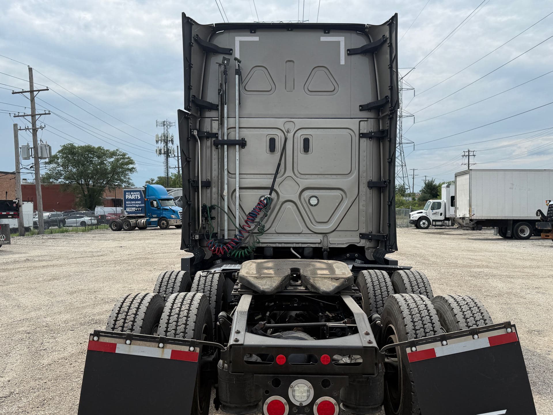 2023 Freightliner - 301k - 455HP - Virgin Tires! image 16