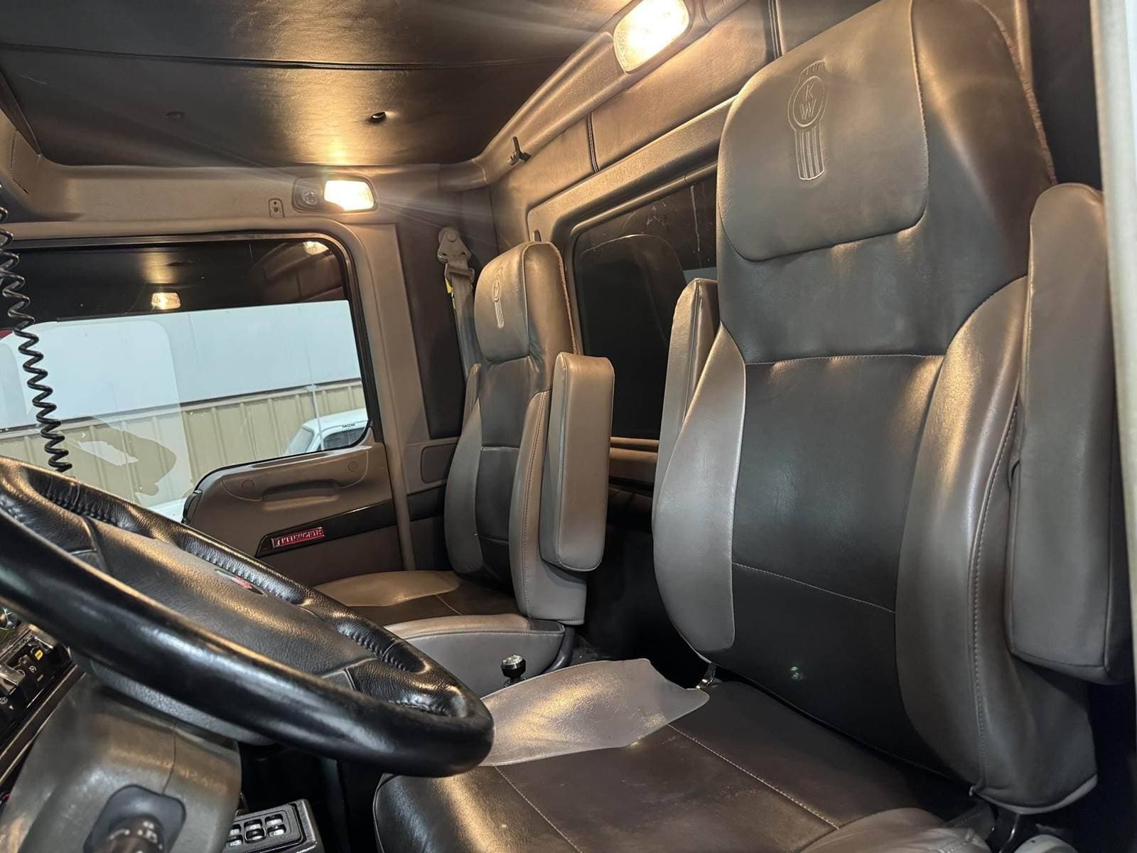 2022 Kenworth W9 Series image 2