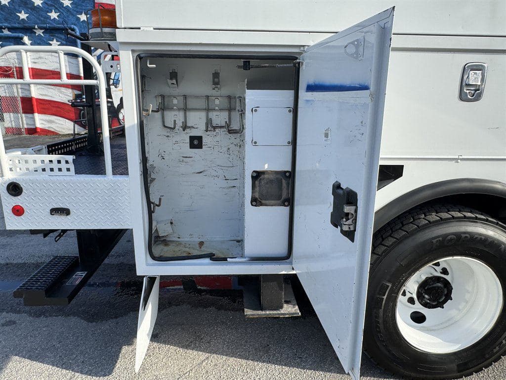 2016 Freightliner M2 106 image 23