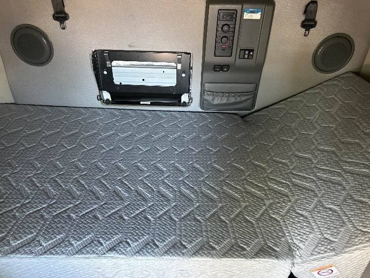 2023 Volvo VNL image 11