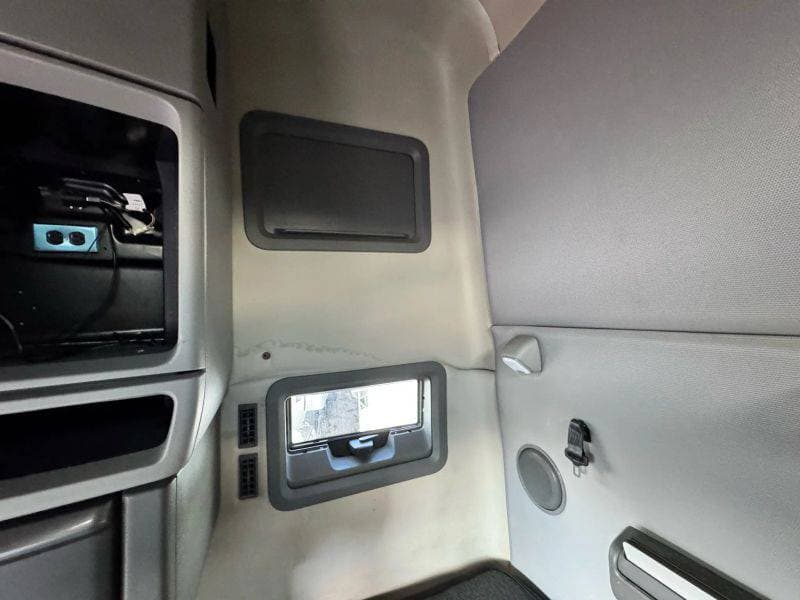 2021 Volvo VNL image 48