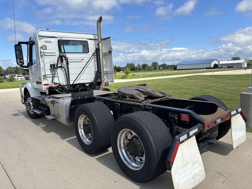 2019 Volvo VNR image 2
