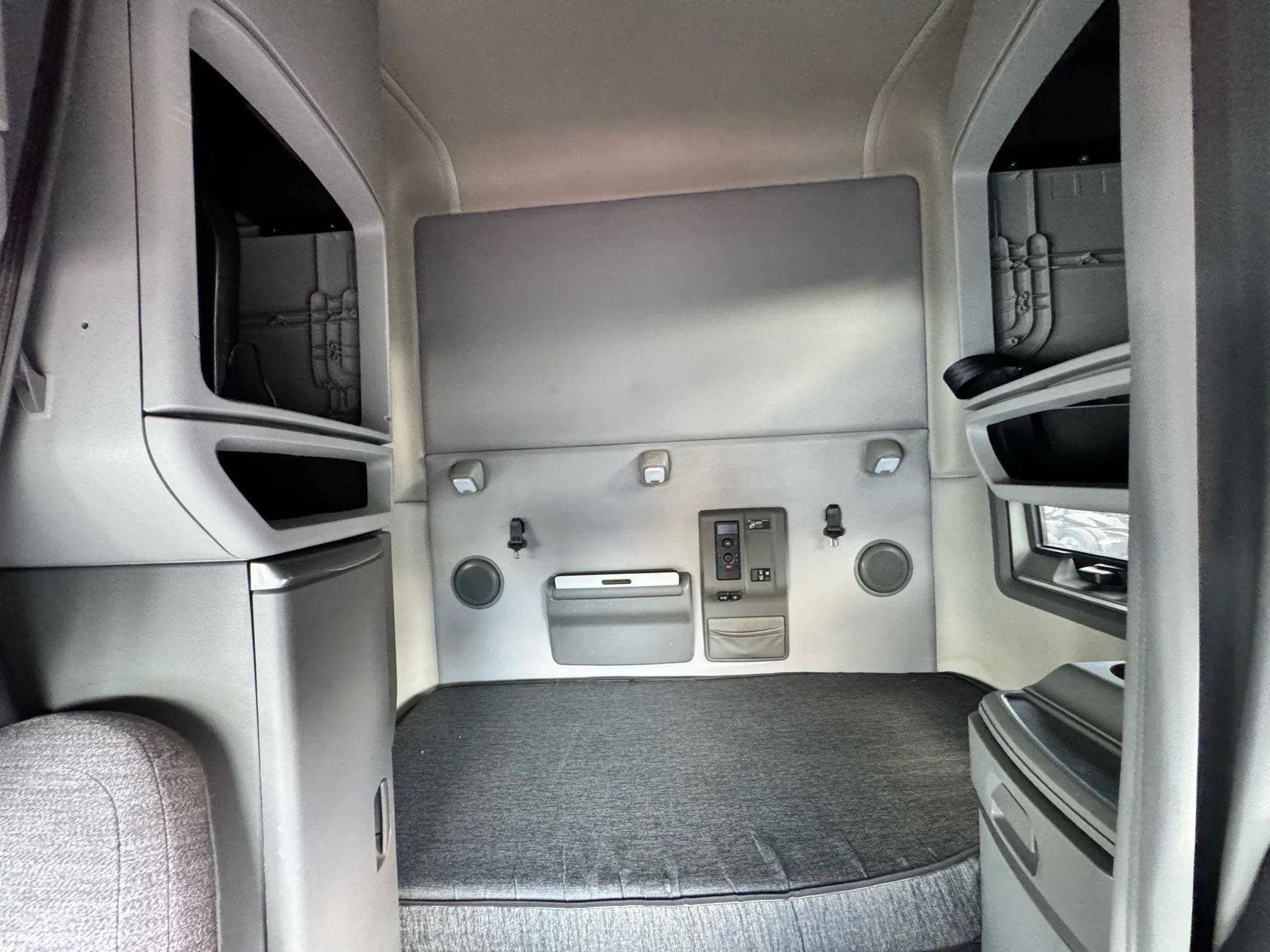 2021 Volvo VNL image 51