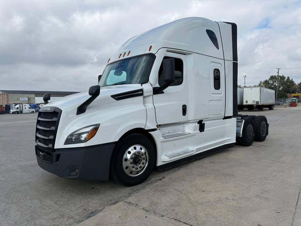 2021 Freightliner Cascadia image 2