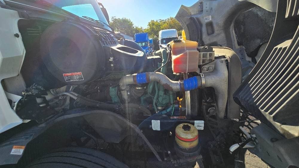 2022 Volvo VNL image 14