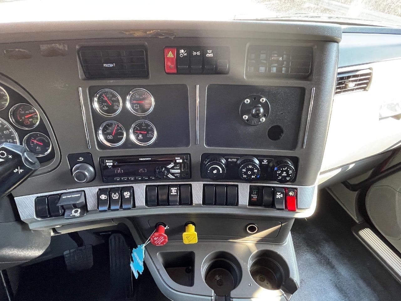 2018 Kenworth T680 image 23