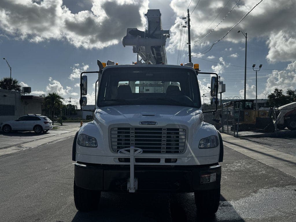 2017 Freightliner M2-106 image 2