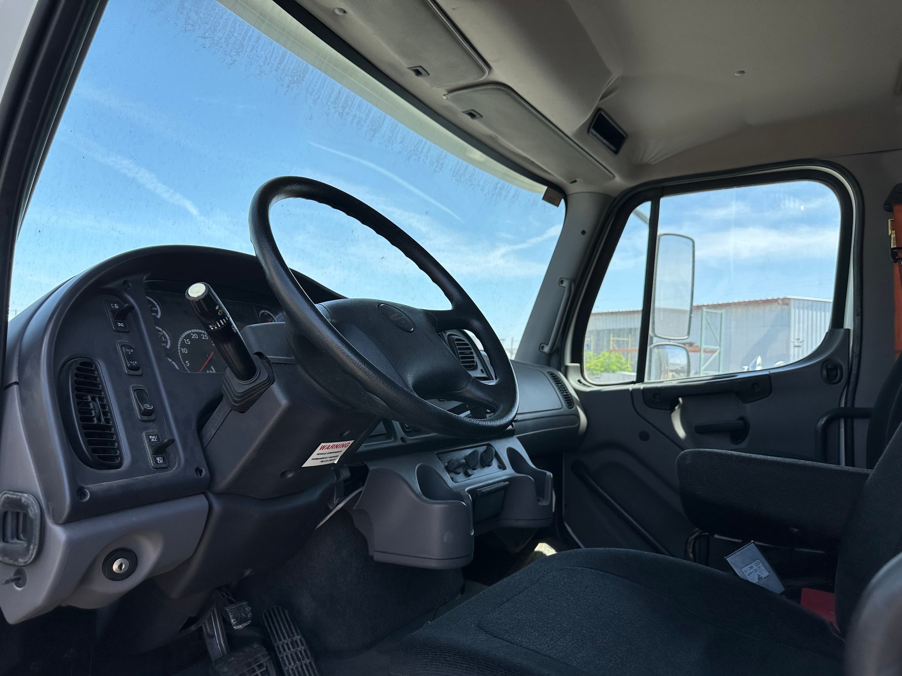 2010 Freightliner M2 image 6