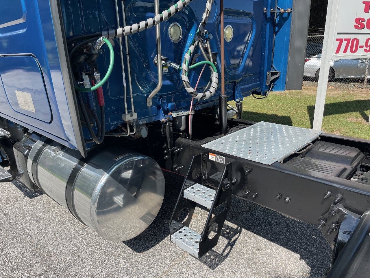 2020 Freightliner Cascadia 126 image 11