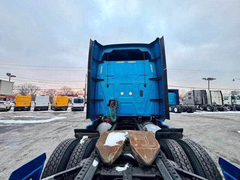 2019 International LT image 7