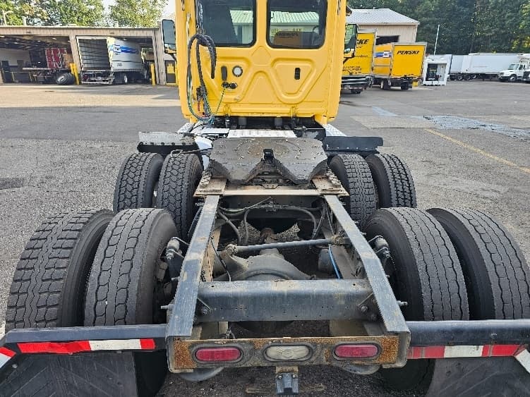 Used 2019 FREIGHTLINER Conventional - Day Cab, Tractor image 13