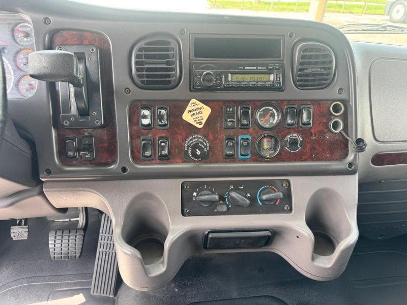 2017 Freightliner M2 106 image 18
