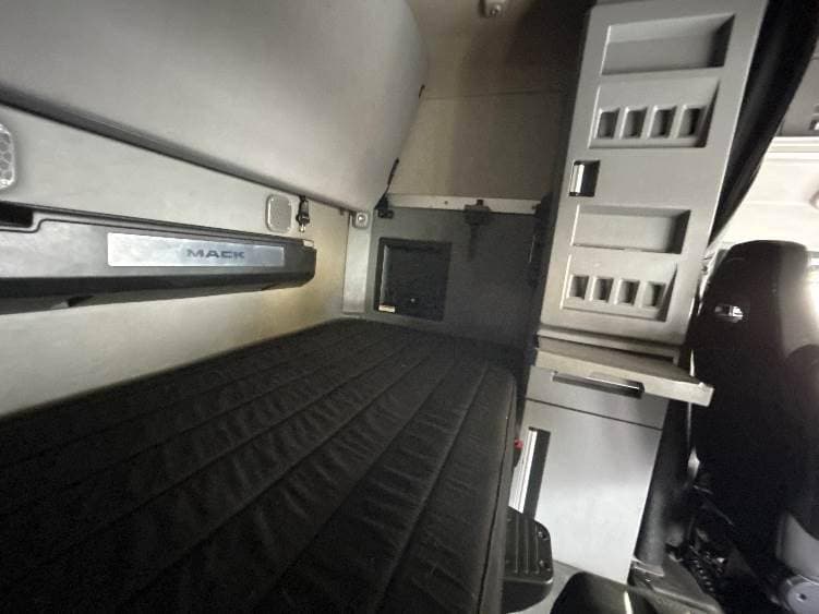 2022 Mack Anthem Sleeper Semi Truck - 70" Integral Sleeper, MP8 445HP, 12 Speed Automatic image 11