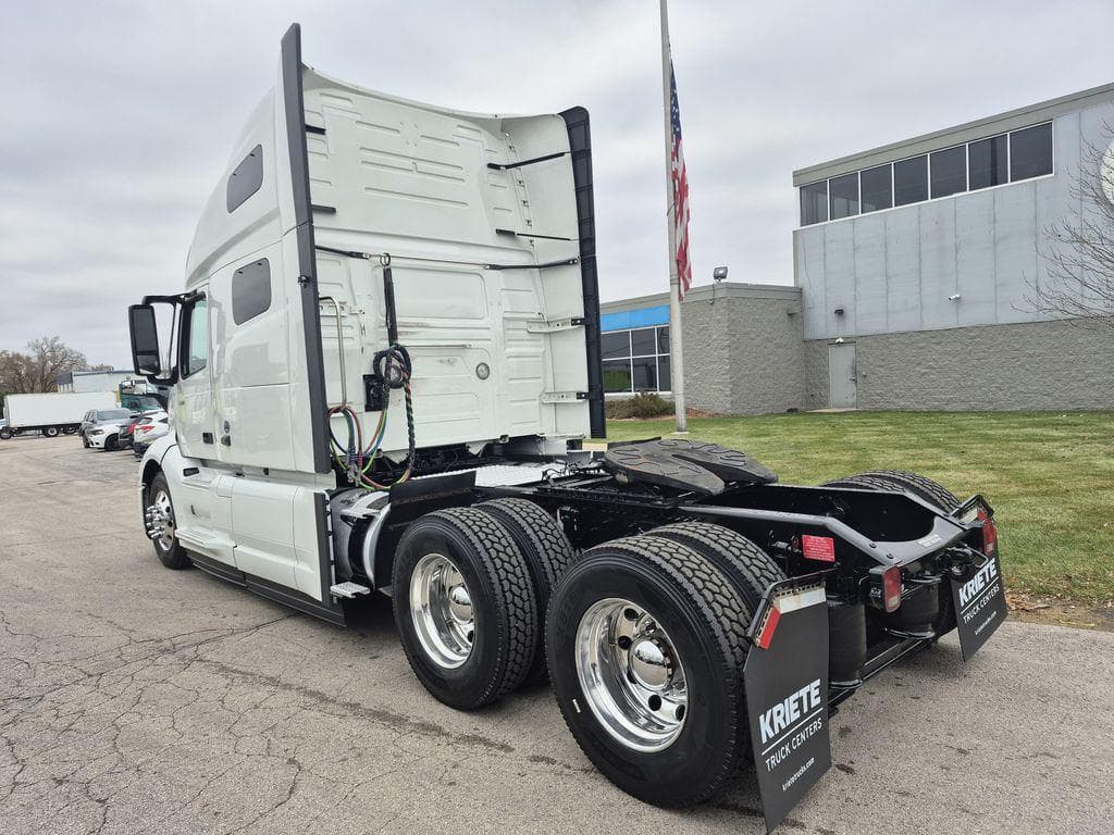 2023 Volvo VNL64T760 image 3